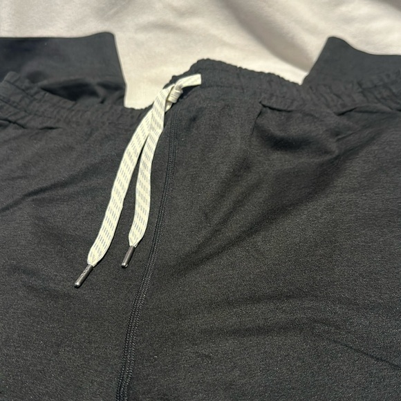 VUORI  Performance Jogger in charcoal heather - Picture 3 of 11